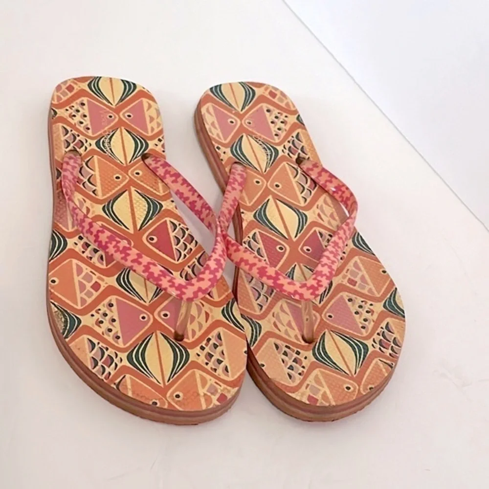 Vera Bradley Coral Go Fish Flip Flops size 7-8 EUC